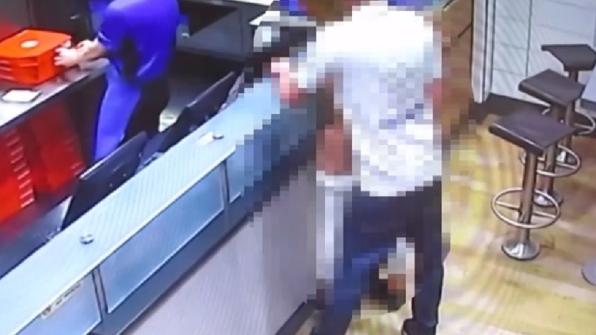 VIDEO / Doi tineri au făcut AMOR într-o pizzerie, fără să le pese de angajaţii care erau la câţiva paşi de ei! Ce pedeapsă riscă amorezii