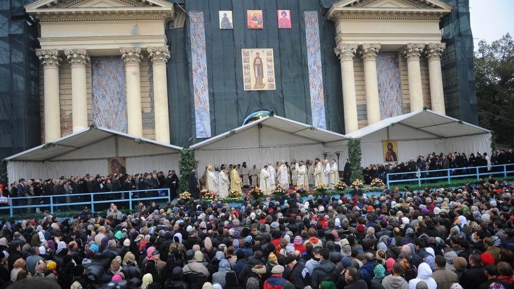 Mii de pelerini, la coadă pentru sarmale după Sfânta Liturghie