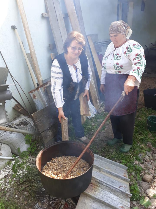 Gogoșile viermilor sunt fierte, înainte de extragerea firelor de mătase