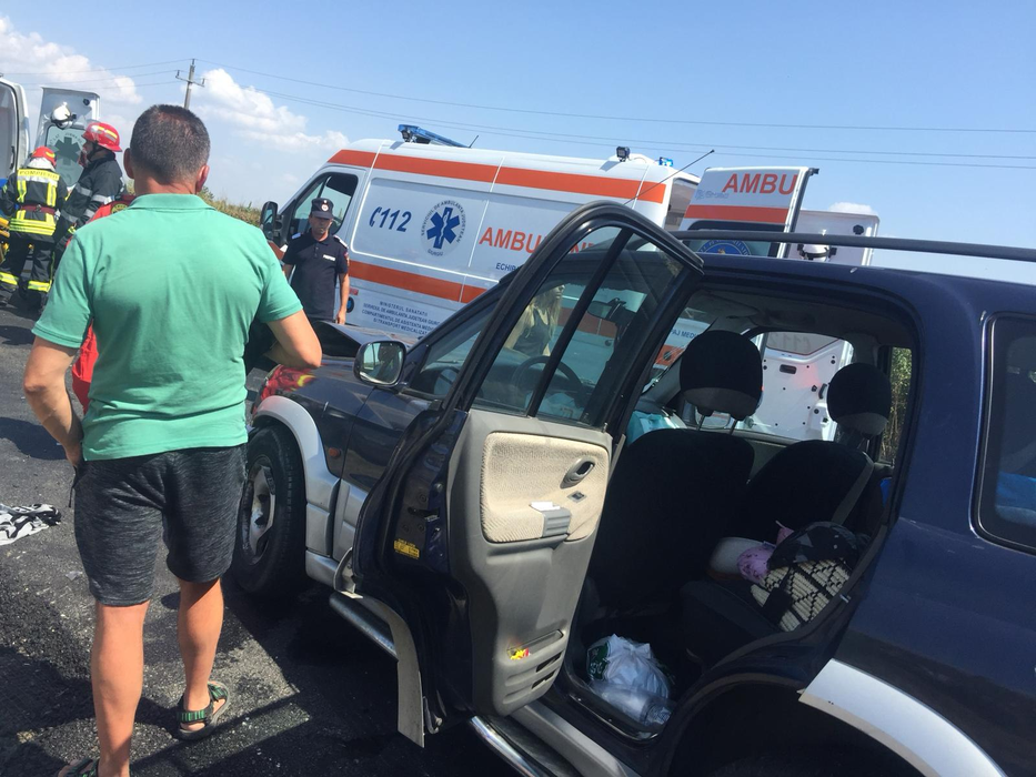 8 turiști, printre care și o gravidă după ce mașinile în care erau s-au ciocnit pe un drum din Giurgiu