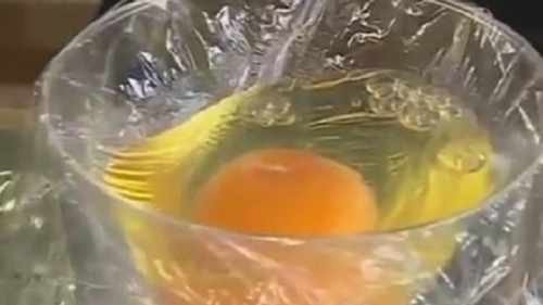 Au spart un ou într-un pahar şi au fost uimiţi de ceea ce s-a întâmplat în scurt timp! Experimentul a devenit viral