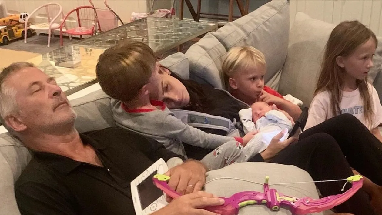 FOTO | Soția unui cunoscut actor american, selfie în timp ce alăptează