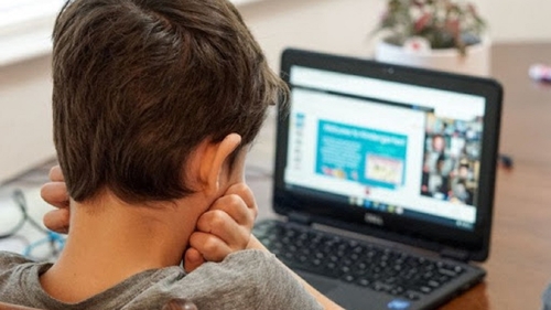 Povestea tristă a lui George, un elev de 16 ani care vinde pătrunjel și lapte. Trăiește de pe o zi pe alta și nu poate urma școala online, pentru că nu are telefon