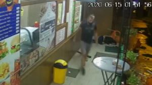 Imagini incredibile în Filiași. Un tânăr a fost snopit în bătaie în fața unui fast-food și lăsat să zacă acolo. Vânzătoarele au dispărut când a început conflictul