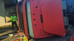 Accident pe A1! Un tir s-a răsturnat, iar șoferul a rămas încarcerat. Circulația este oprită