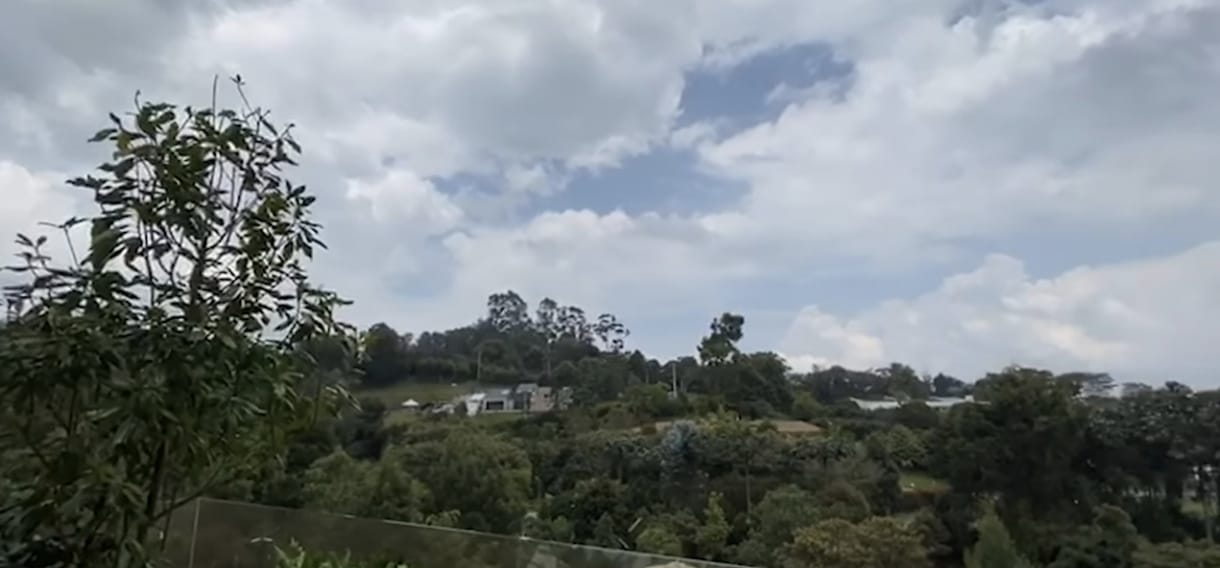 Cum arată casa lui Maluma. Artistul columbian are o vilă de lux