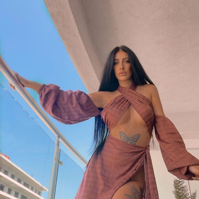 Rebecca e bruneta super-sexy
