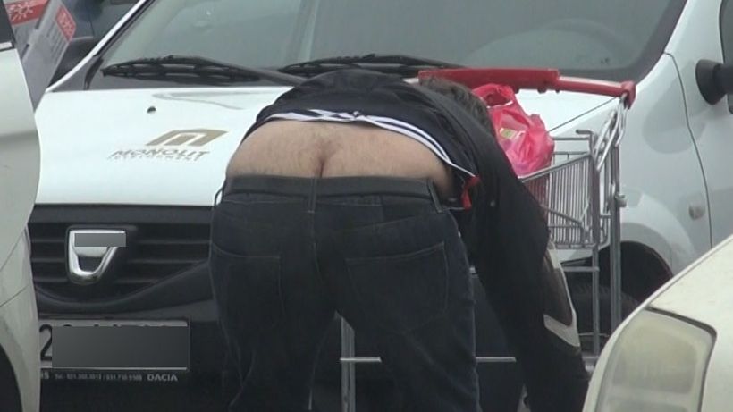 „Decolteul instalatorului”! Uite ce vedeta a facut show in parcarea unui supermarket,cand pantalonii au lasat sa se vada prea mult