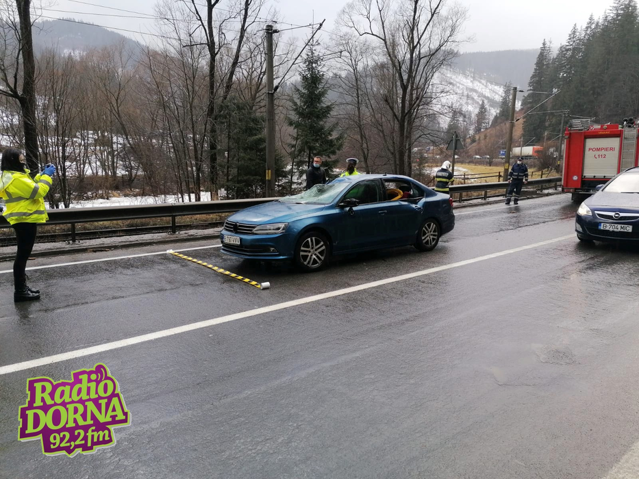 VIDEO | Sfârșit tragic pentru o femeie din Capitală. Se afla în vacanță cu familia, când un copac a căzut pe cupola mașinii condusă de soțul ei