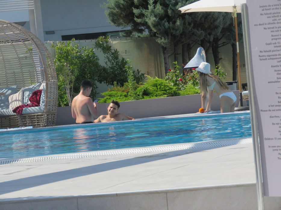 Selly și iubita lui, Smaranda, la piscină