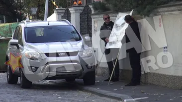 Dinu Vama, urmarit prin oras de manifestanti ... cu pancarte: Da-ne banii, nu te mai ascunde! Nu ti-e rusine de copiii tai?