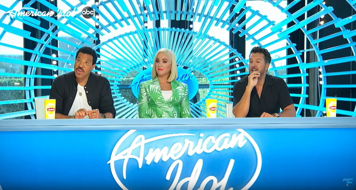 Premieră la American Idol! O concurentă a intrat în competiție fără să se înscrie la audiții și i-a uimit pe jurați cu vocea ei