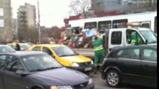 VIDEO INCREDIBIL! Se intampla in traficul din Bucuresti... unul da cu pumnul, unul alerga cu ranga, iar altul da cu masina!