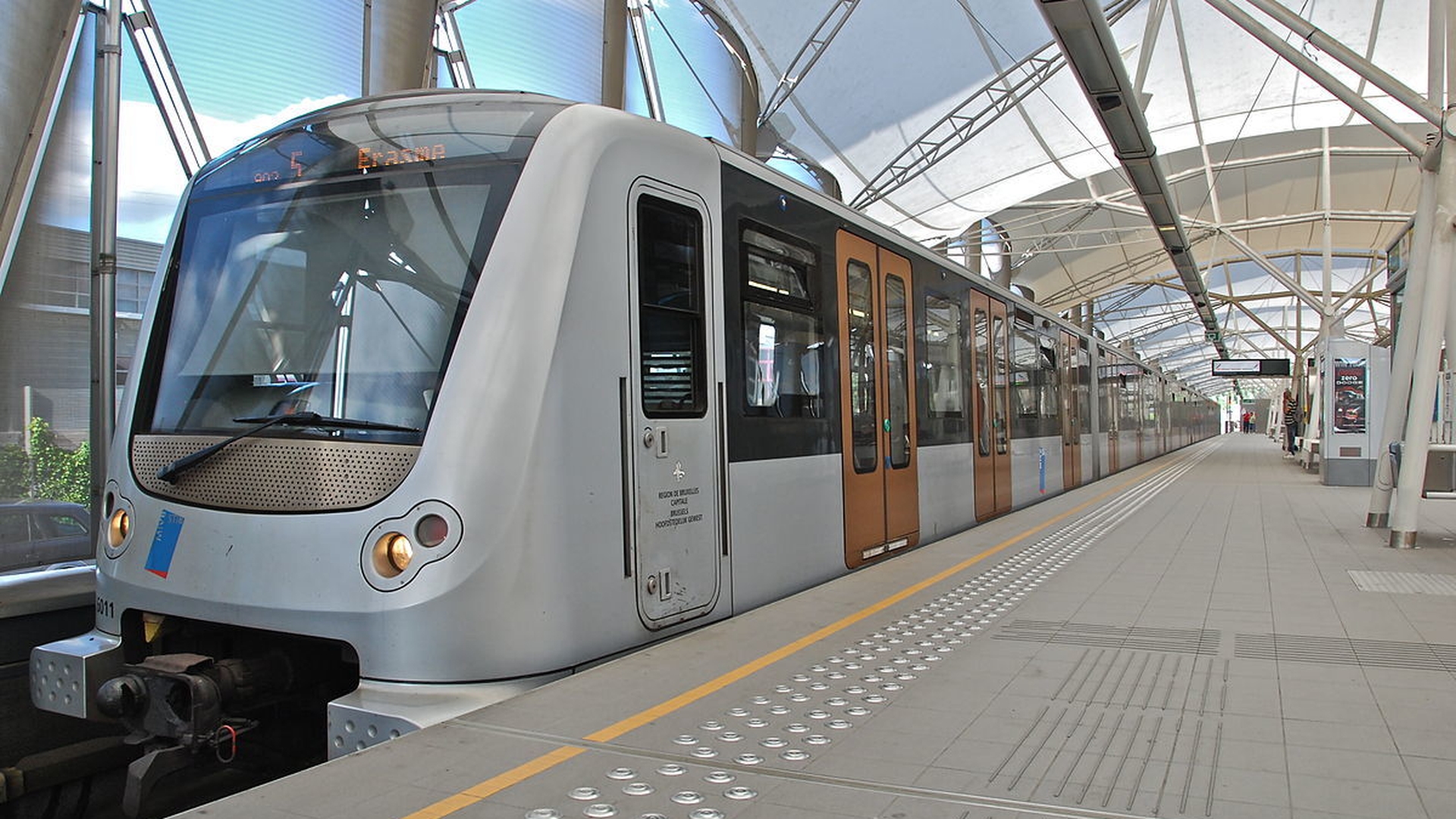 Român omorât într-o staţie de metrou din Bruxelles! Fratele lui geamăn se zbate între viaţă şi moarte