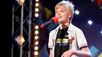 Il mai tii minte pe pustiul blond cu chitara de la Romanii au talent? Vezi ce super-vedeta a ajuns sa imite!