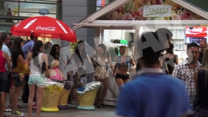 Momente de tensiune pentru Andra! Cantareata a fost luata cu asalt de o multime dezlantuita de fani, in parcarea unui mall!