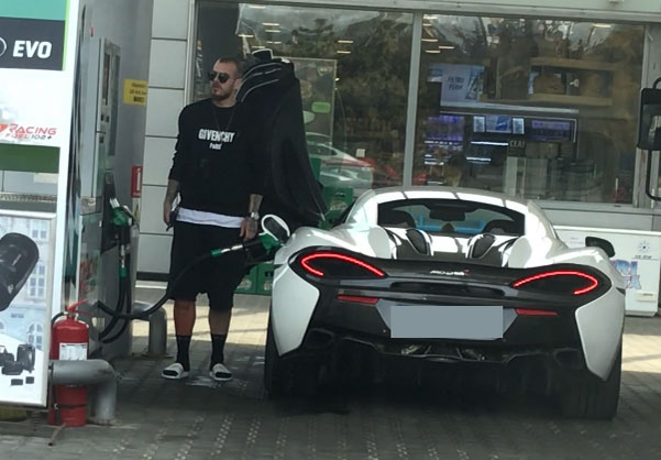 Denis Alibec a coborât în papuci la benzinărie ca să facă plinul McLaren-ului de 170.000 €