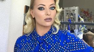 Delia e din nou în vacanţă! S-a pozat în cel mai decupat costum de baie, dar un detaliu ruşinos a ieşit în evidenţă: „Ceva e ciudat....”