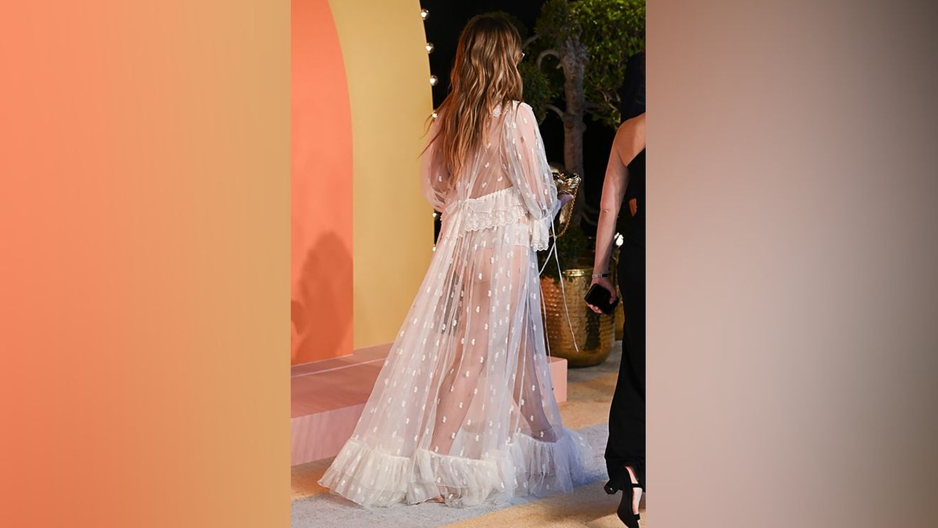 Vedeta care a reapărut în public într-o ținută transparentă! E mămică și arată SENZAȚIONAL