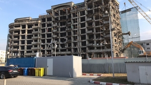 Blocul fantomă a fost demolat spectaculos, în Capitală