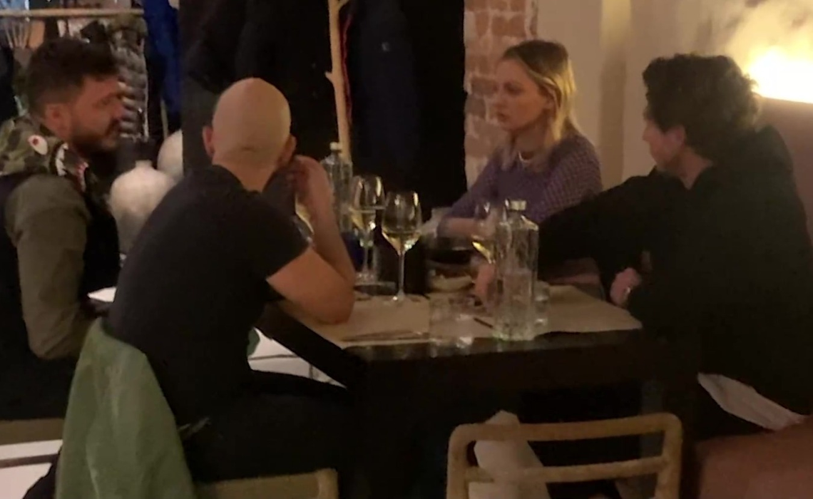 Alexandra Stan, la masă la un restaurant din ”Floreasca”, alături de  amici (Foto: CANCAN.RO)
