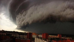 Vremea extremelor în România! Cod galben de furtuni, dar și de caniculă în mai multe județe din țară