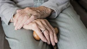Focar de coronavirus la un cămin din București! 75 de oameni, infectați