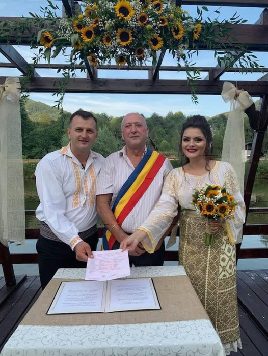 Bucurie mare pentru o cântăreață din România. S-a căsătorit cu bărbatul iubit