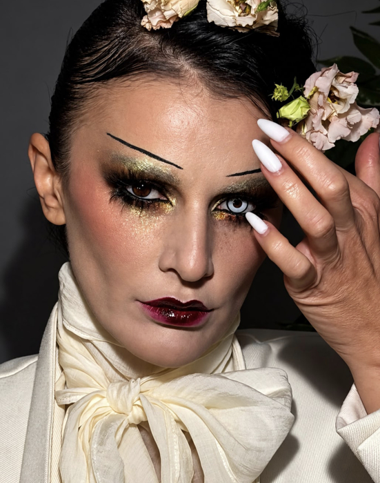 Imaginile care au stârnit controverse. Rux și Opulență, alături de bunica ei în pat, într-un pictorial de Halloween