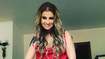 Anamaria Prodan, pozată în ipostaze sexy de fiul ei