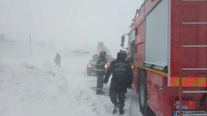 O femeie din Brașov a născut acasă! Echipajele ISU n-au putut ajunge din cauza drumului înzăpezit