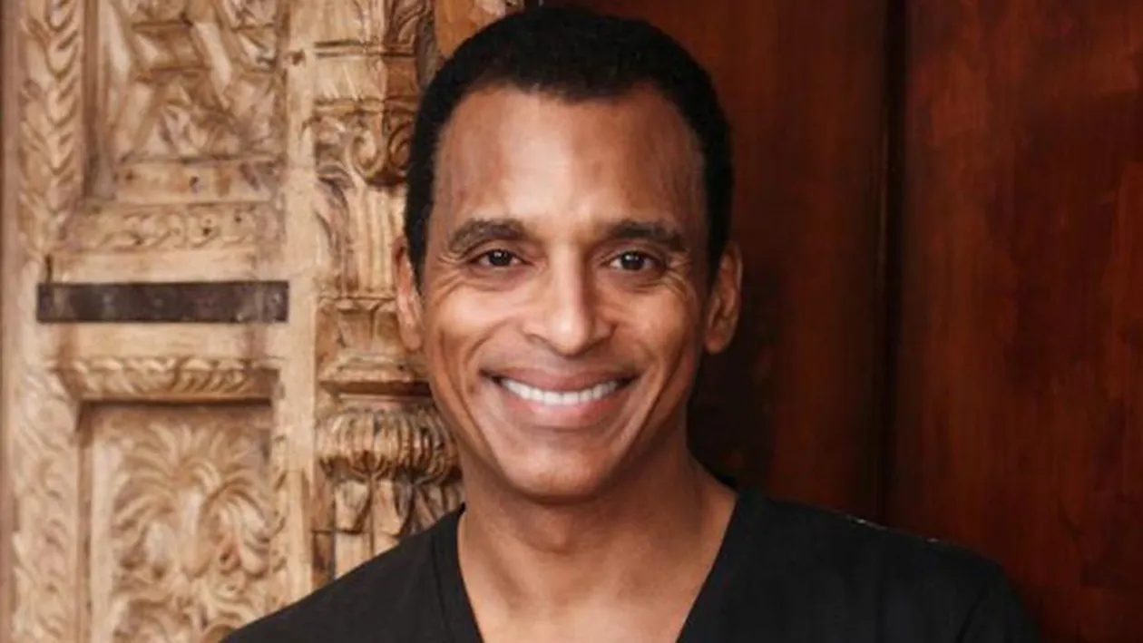 Cântăreţul Jon Secada, dat în judecată de una dintre menajerele sale! Motivul incredibil pentru care femeia a recurs la acest gest