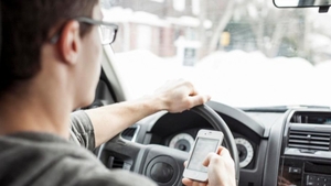 Şoferii care fac live la volan vor rămâne fără permis şi vor primi amenzi usturătoare!