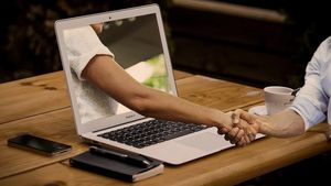Nu, nu e o glumă! O femeie a descoperit că bărbatul cu care vorbea pe internet de 10 ani era, de fapt, verișoara ei