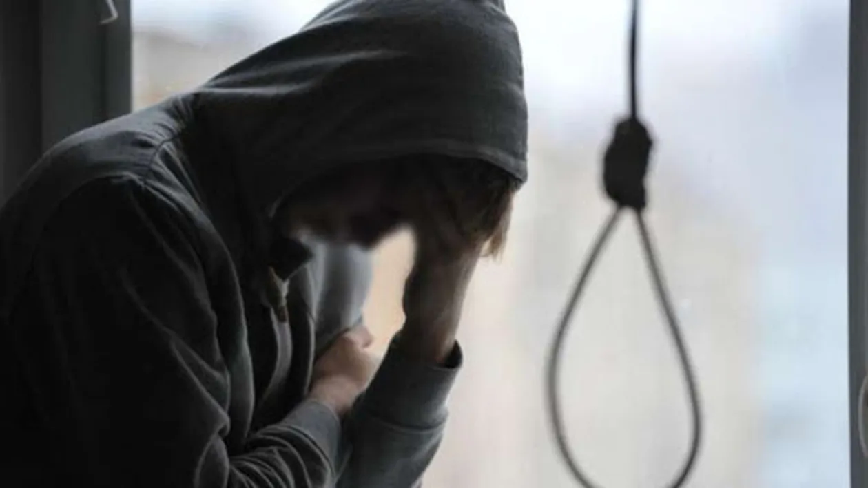 Izolat de familie în podul casei de teama coronavirusului, un tânăr din Maramureș a vrut să se sinucidă