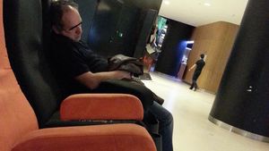 A adormit pe fotoliul din hol inainte sa intre la film. Cativa tineri au facut misto de el dar nu i-au intrerupt visele!
