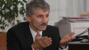 Cancan.Ro l-a filmat inainte sa se discute arestarea sa. A mancat singur intr-un restaurant! Ioan Oltean a refuzat sa ...
