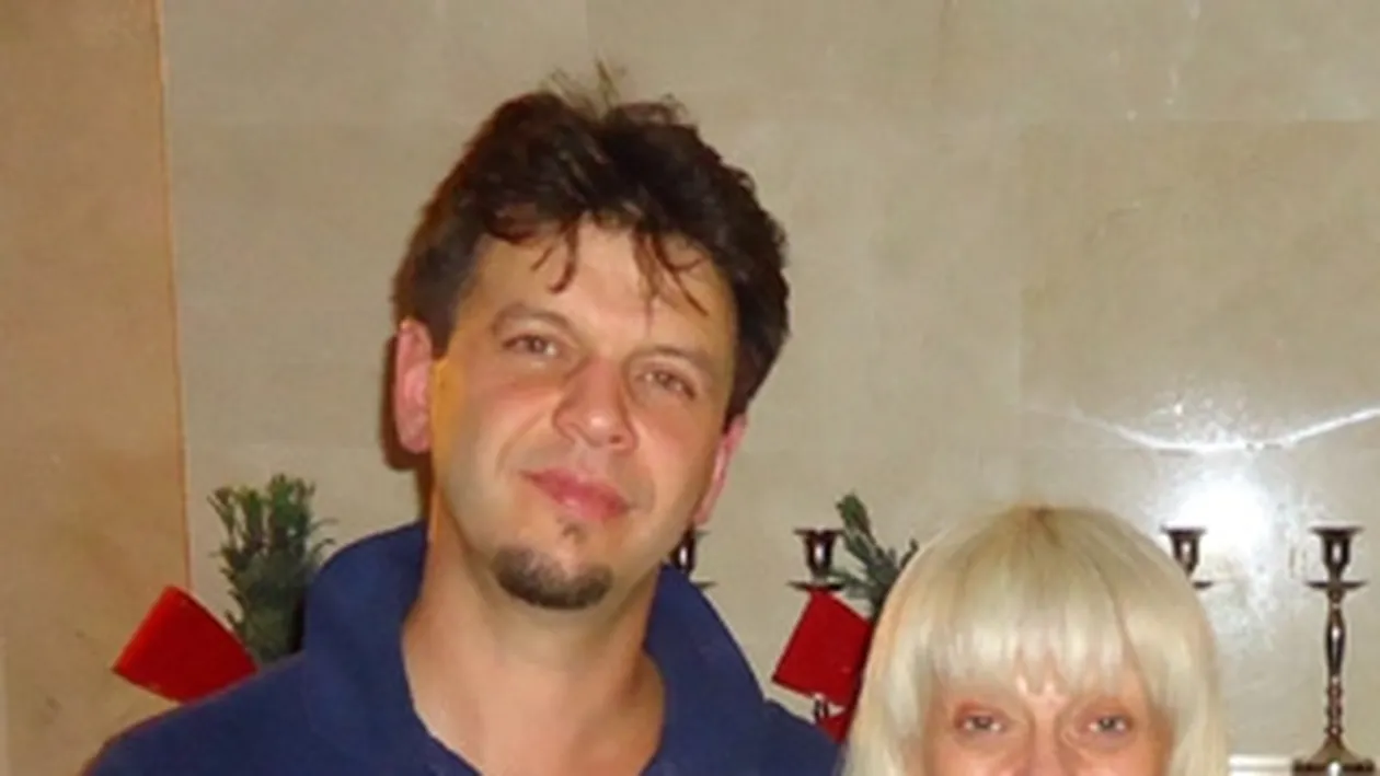 Regina salsei are 50 de invitati la masa de sarbatori. Israela il imbraca pe tanarul sau sot in Mos Craciun