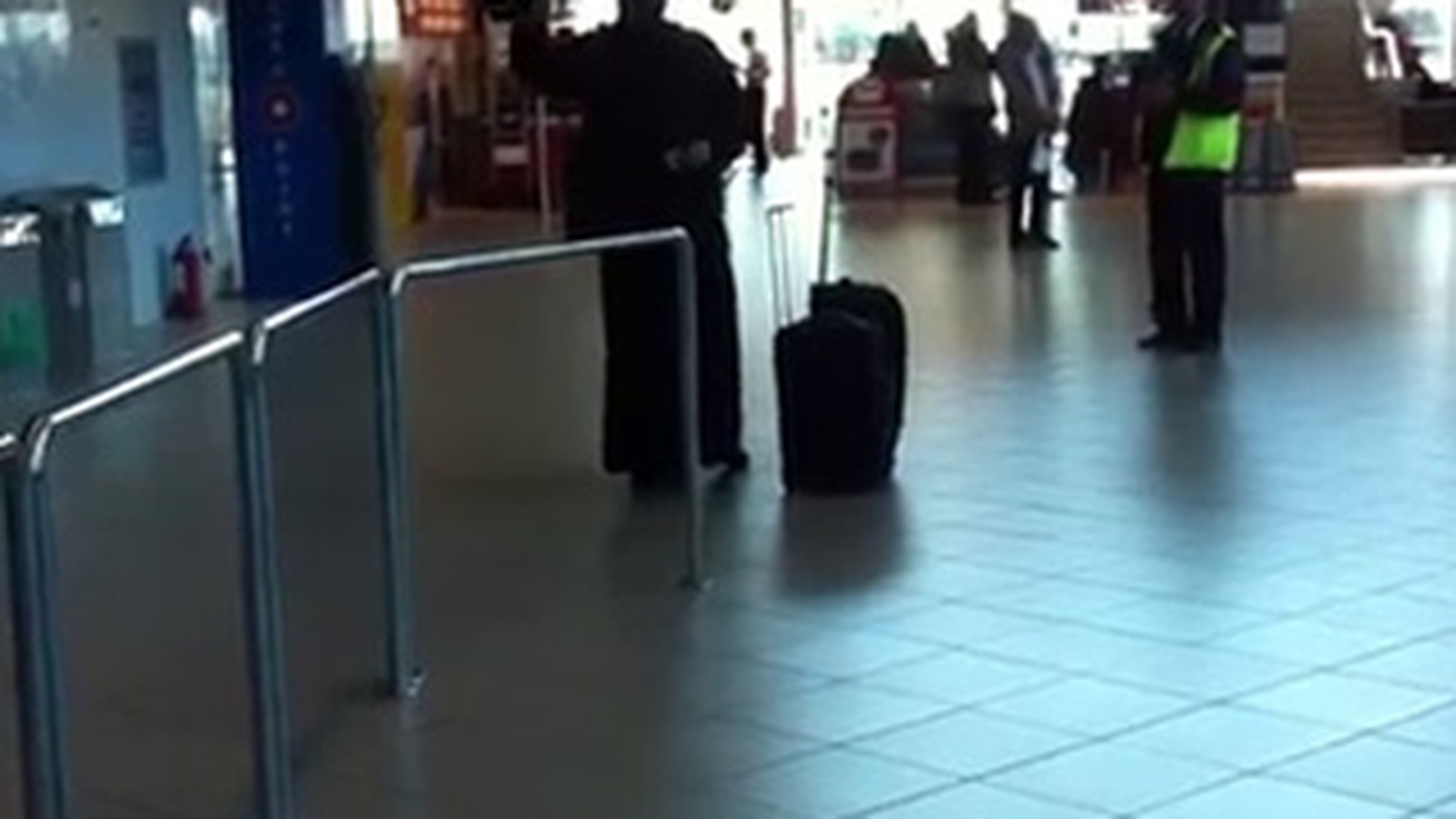 Video dumnezeiesc! Preotul asta injura tot ce misca: "F***-ti Dumnezeii ma-tii si biserica ma-tii! Nu-ti bagi p***a in sutana mea, ba!"