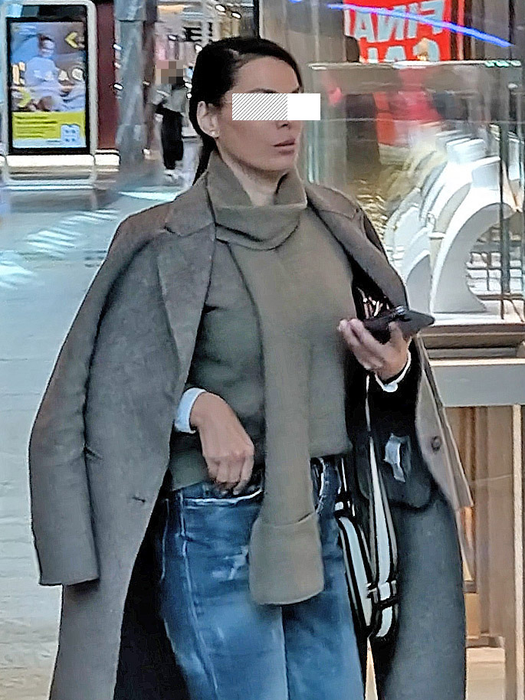 Este o fashionista desăvârșită și nu își dă ochelarii de soare jos in mall