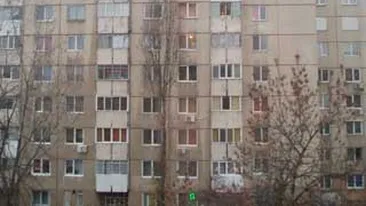 Dragoste de mama! Nu imi mai suportam copiii si am decis sa scap de ei - i-a aruncat de la etajul 15 al unui imobil!