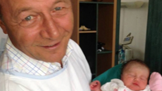 Traian Băsescu, mândru de nepoţica sa! Preşedintele a fost fotografiat în timp ce o ţine pe micuţă în braţe: "De vorbă cu bunicul"