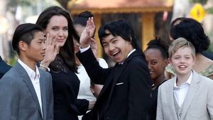 Angelina Jolie şi cei 6 copiii, prima apariţie după divorţul de Brad Pitt