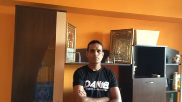 El este cel care sta in apartamentul Malinei Olinescu! Pakistanezul Zubair face rugaciuni in fiecare zi si crede in fantome!