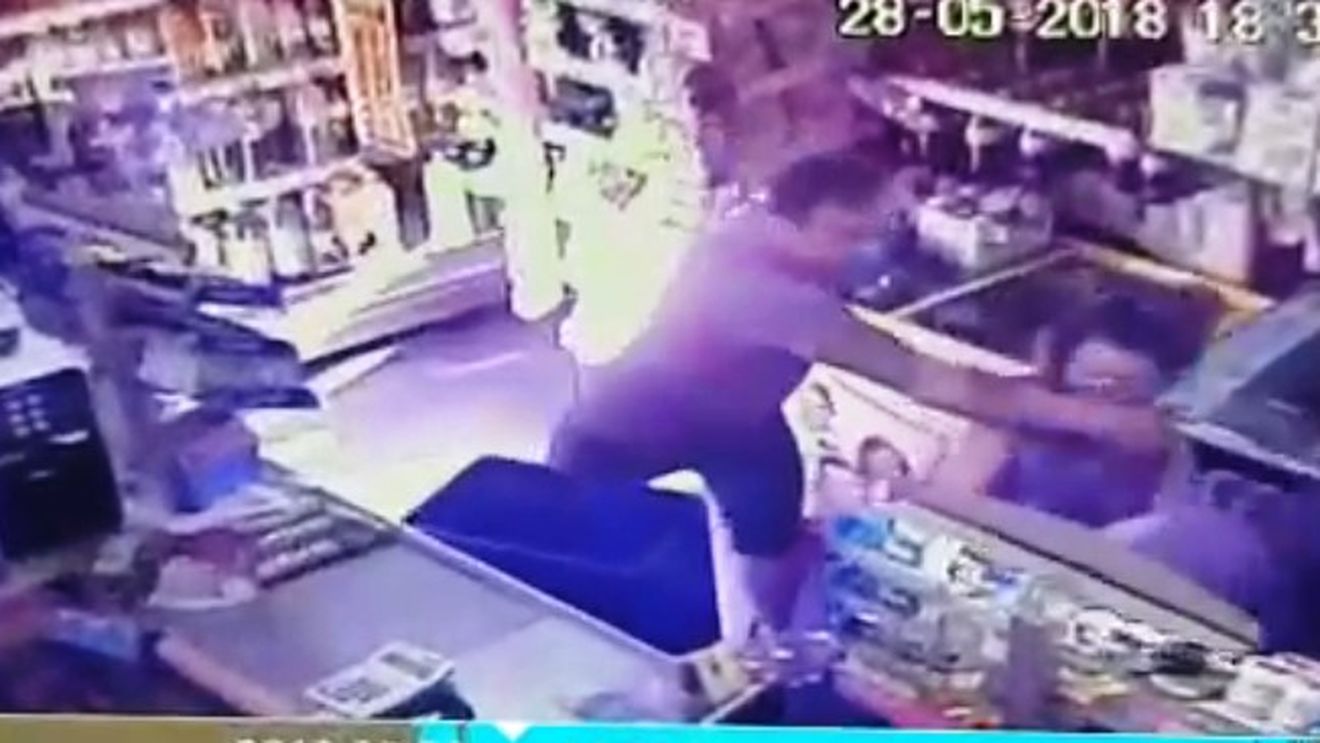 Vânzătoare lovită cu pumnul și strânsă de gât în Arad. De unde a pornit scandalul