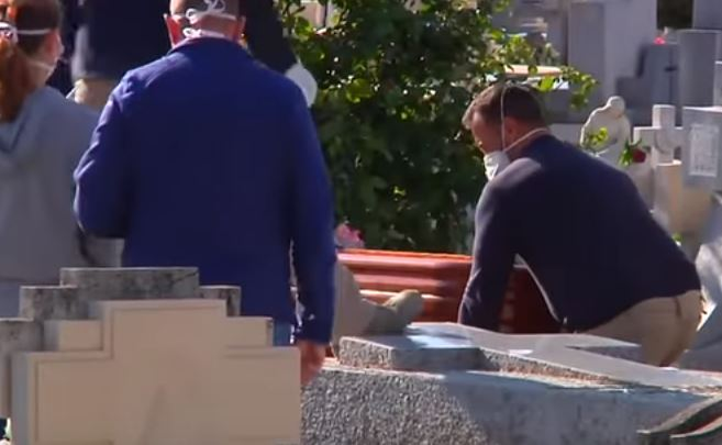 Ți se face pielea de găină! Cum arată o înmormântare pe vreme de pandemie COVID-19