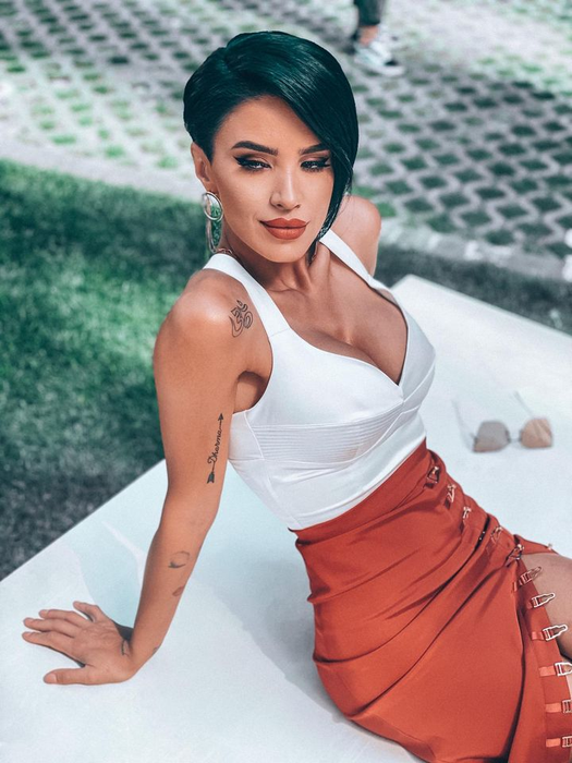 Cu ochii înlăcrimați, Oana Roman a postat un mesaj impresionant pentru Adelina Pestrițu care se luptă cu virusul SARS-CoV-2 | FOTO