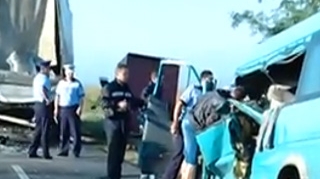 Grav accident in Ialomita! 4 morti si 14 raniti, dupa ce un microbuz a intrat intr-un tir stationat