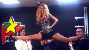 Andreea Bălan e într-o formă de zile mari! A făcut şpagatul pe umerii unor bărbaţi. Crezi că e indecentă sau doar elastică?