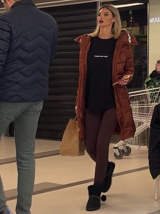 Îmbrăcată lejer, Ramona Olaru a ieșit din farmacie și s-a îndreptat către următoarea destinație / (Sursa: CANCAN.RO)